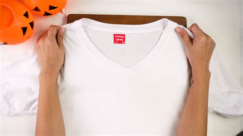 4 Ways to Put Fake Blood on a Shirt 